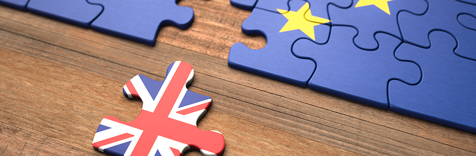 Puslespilsbrikker med Storbritanniens og EU’s flag illustrerer DBI Certifications åbning af et kontor i Storbritannien.